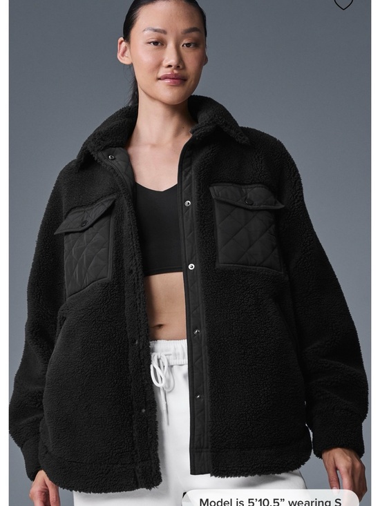 ALO Yoga Jackets & Blazers - Alo Yoga Oversized Black Sherpa Jacket with Quilted Pockets like new